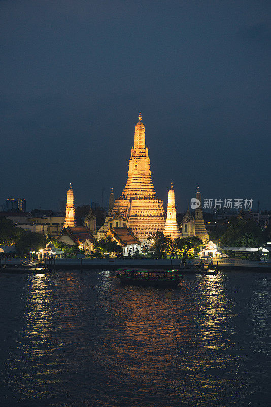 夜景照明Wat Arun曼谷泰国佛教寺庙